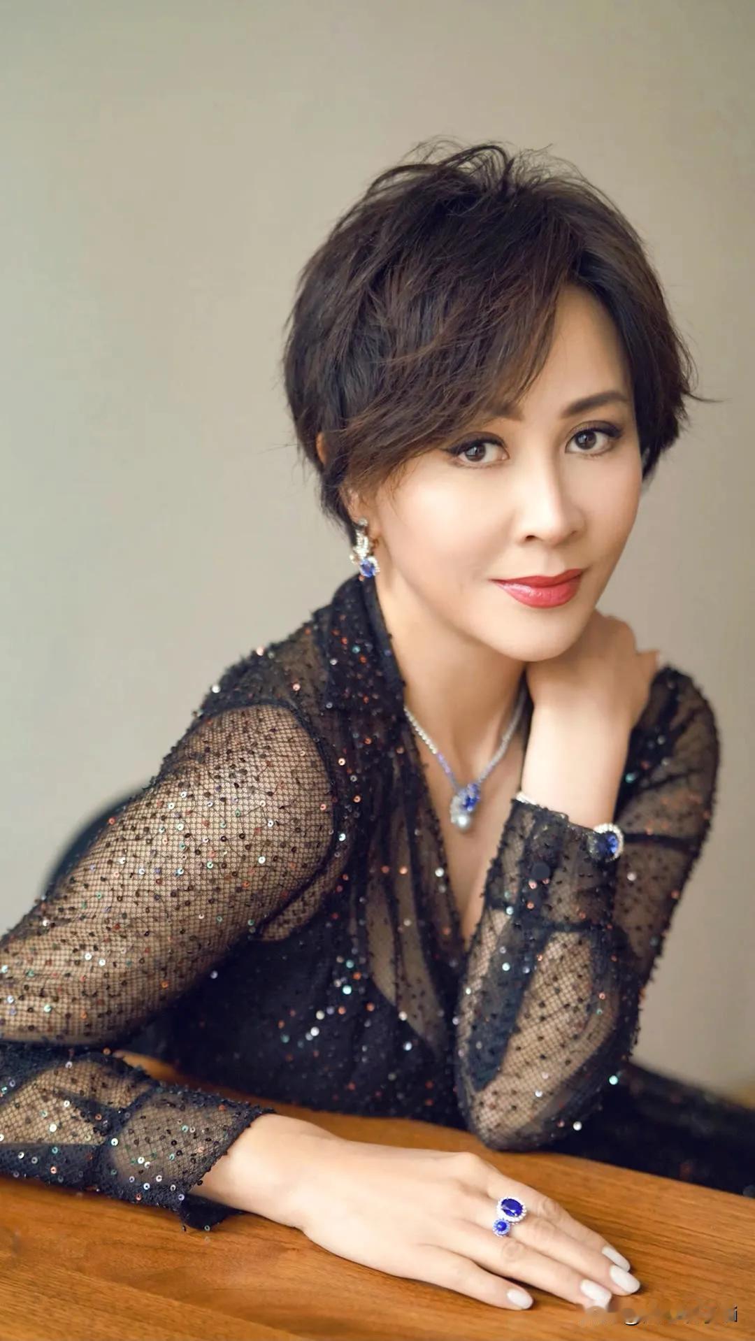 刘嘉玲说，我妈曾经给我一句忠告，从小到大，她经常跟我说，积谷防饥，她经常会劝我，