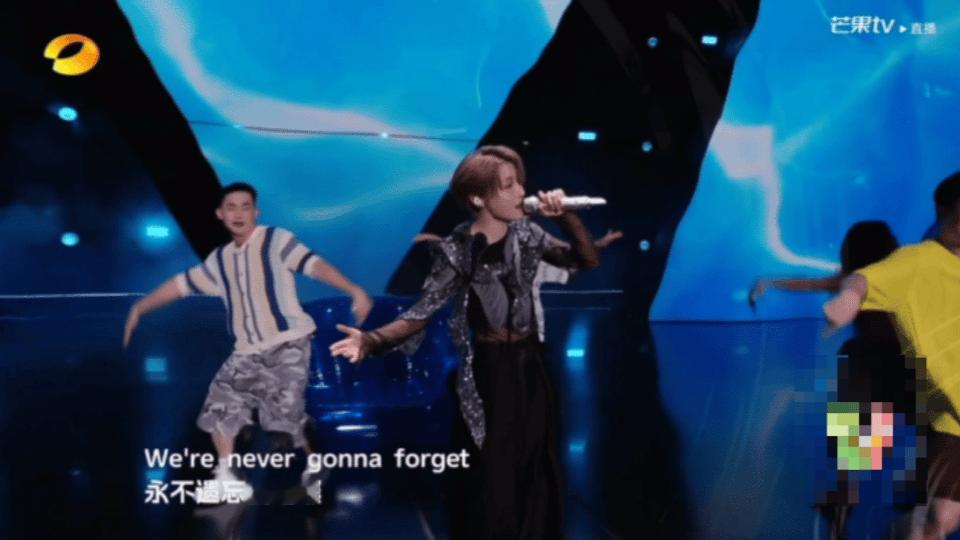 刘雨昕玩泡泡机 刘雨昕在青春芒果夜的《Never Forget》舞台，像一颗突然