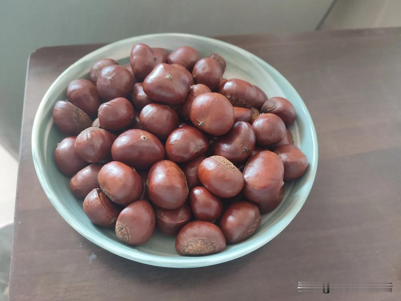 正宗迁西糖炒板栗
迁西特产，来一盘[赞]
#秋日生活打卡季# 
#记录秋天的味道