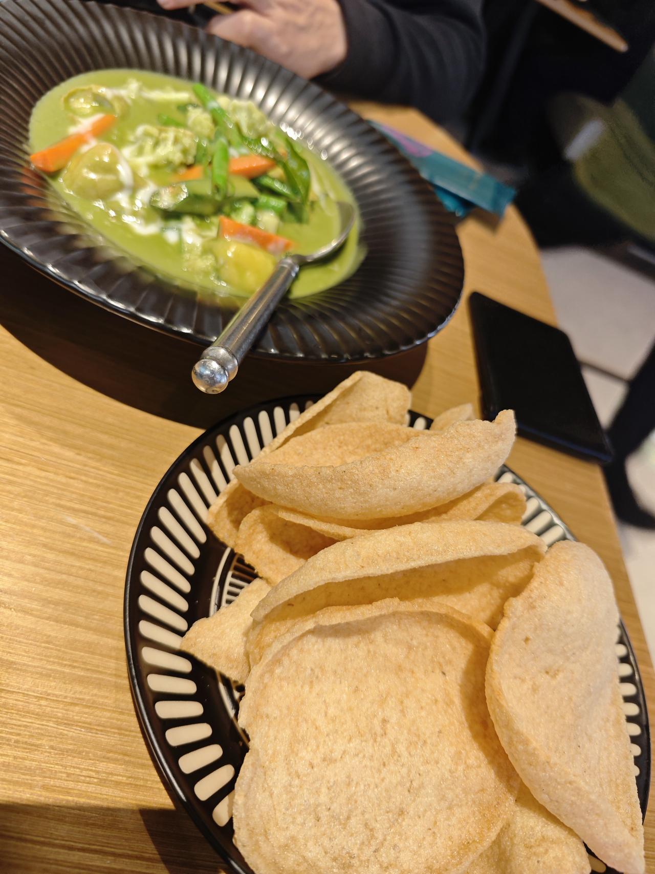 东南亚菜凭借其浓郁的异国风情、鲜香酸辣的味觉体验以及天然健康的食材组合，在寒冷的