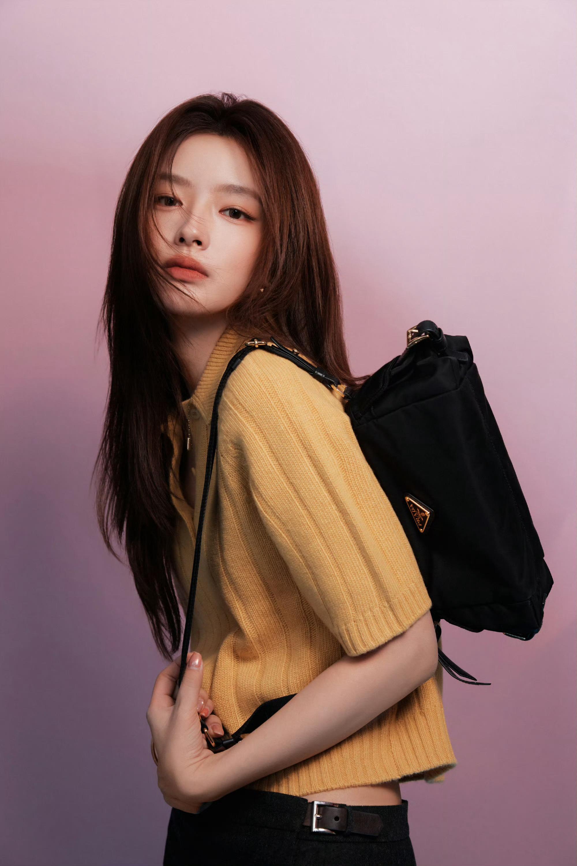 徐若晗今天是柠檬味的徐若晗Prada女孩自拍汇报 姜黄针织温柔亮眼，是带着诗意的