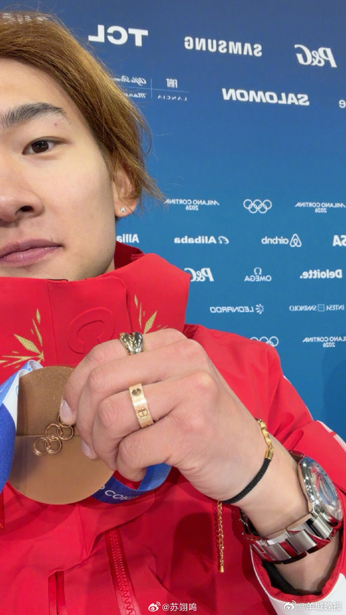 【#清华大学发文祝贺苏翊鸣#】#清华大学祝贺苏翊鸣摘铜#北京时间8日，在米兰-科