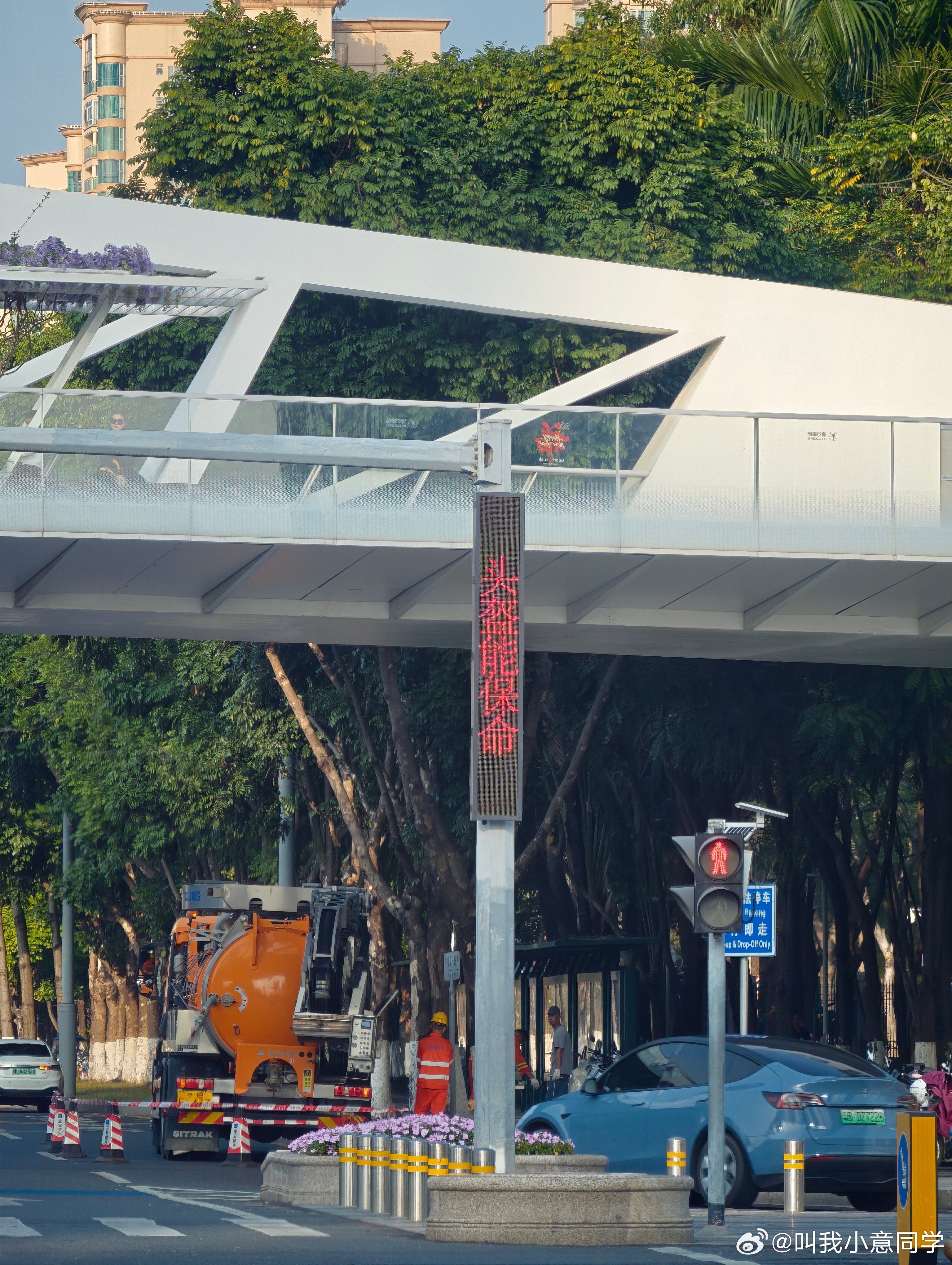 深圳的交通安全宣传标语非常的直白:头盔能保命！