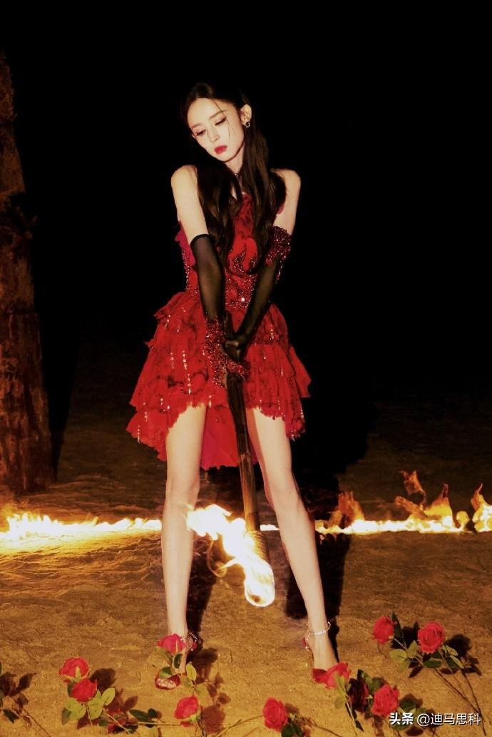 古力娜扎烈焰红裙在夜色中摇曳生姿，危险又迷人的氛围感直接拉满，完全就是暗夜玫瑰化