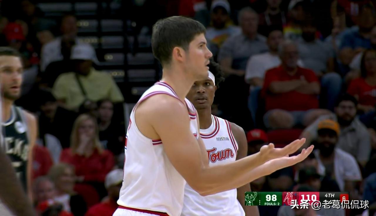 火箭当家控卫谢波德真是越来越有领袖风度了！在今天火箭主场以119：113击败雄鹿