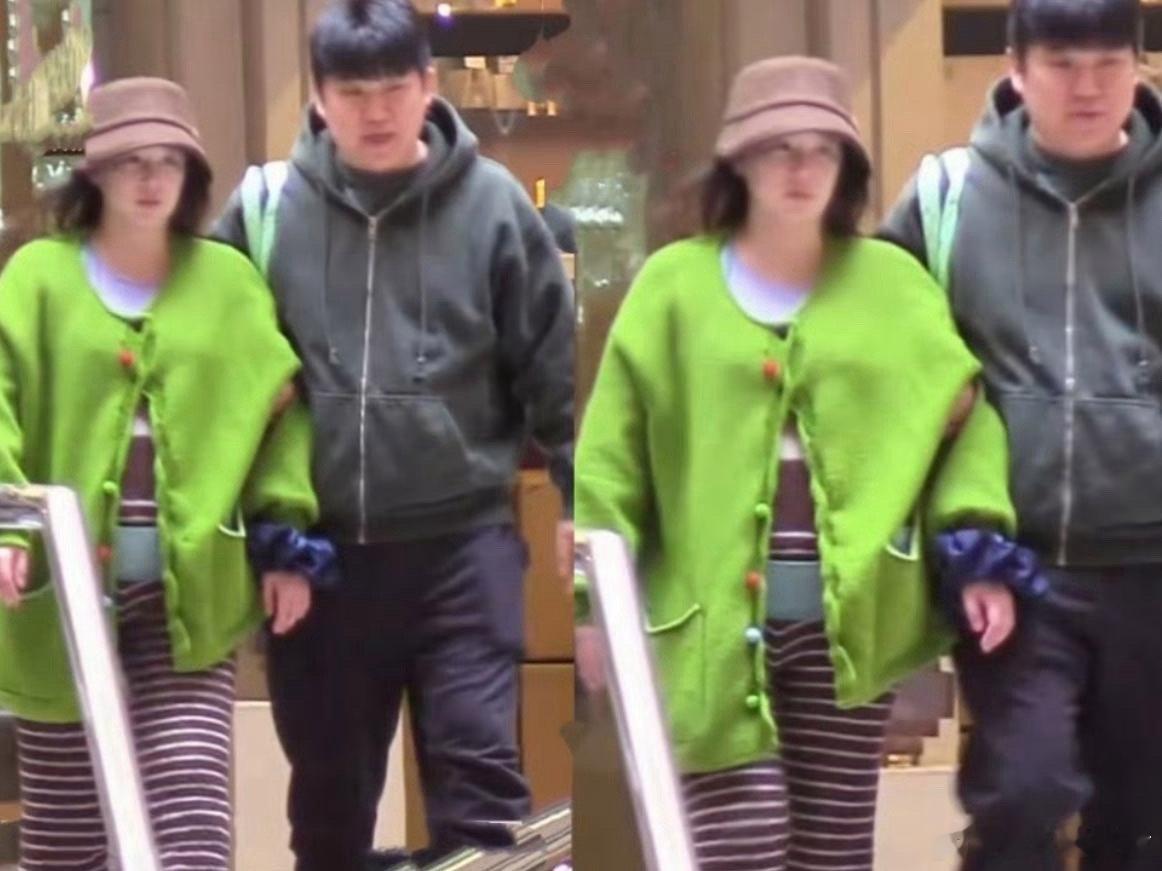 阚清子下台阶老公贴心搀扶有网友遇到阚清子无精打采地和老公逛街，已经是孕晚期的姐姐