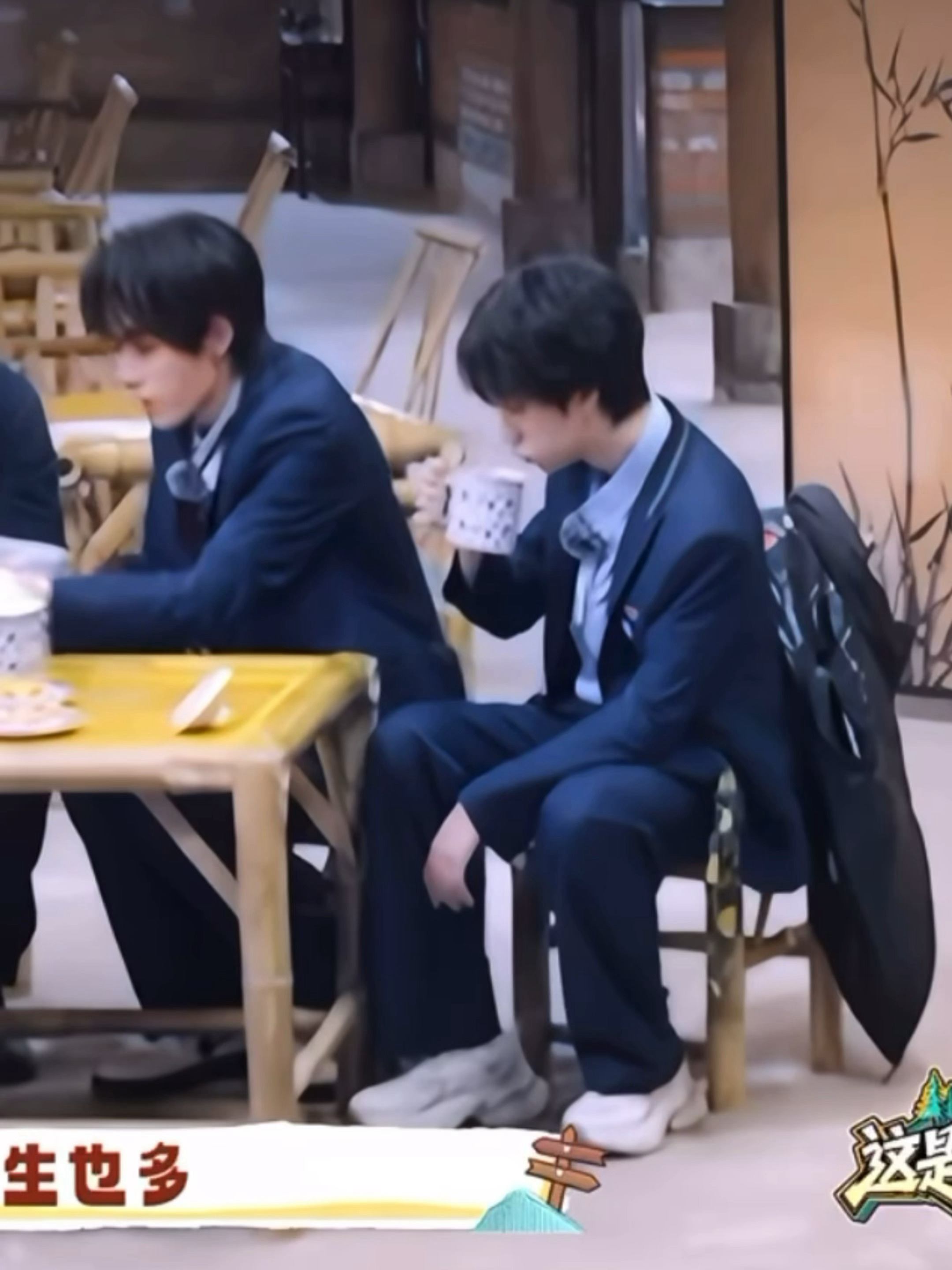 品茶的峻峻第一步：端起茶杯第二步：吹一吹第三步：撅起嘴嘴喝 时代少年团十月已知行