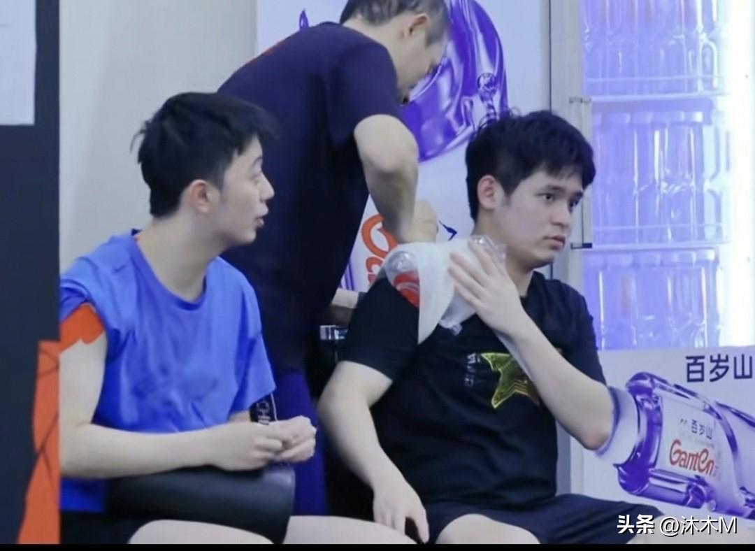 这一幕看的真的是让人心疼，林诗栋右肩膀一直有伤，在新加坡大满贯赛训练上，时不时需