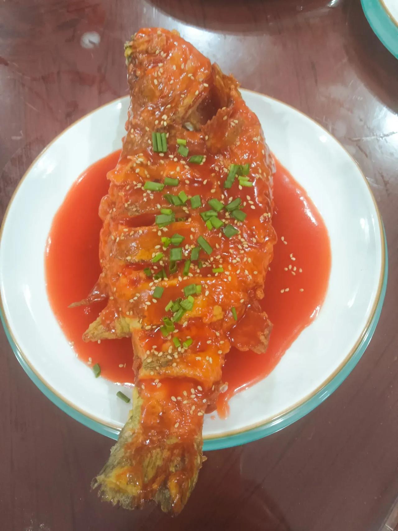 家庭版大餐来啦，五一中午又烧了一桌菜，每天就是穷开心，烧菜就是最快乐的事，烧的越