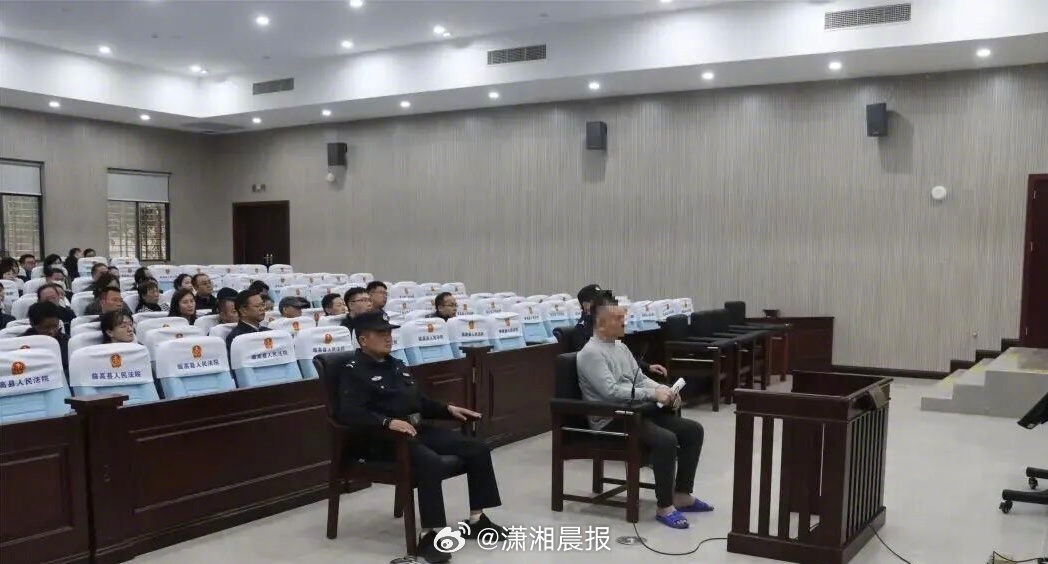 【海南一#学校原后勤处负责人涉嫌受贿460万#】日前，临高县人民法院开庭审理海南