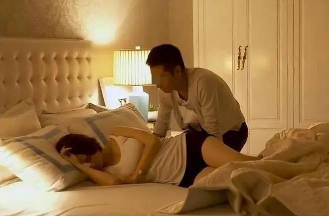 湖南长沙，女子在酒店房间醒来，发现自己与男同事赤裸地躺在一起。认为自己被男同事侵