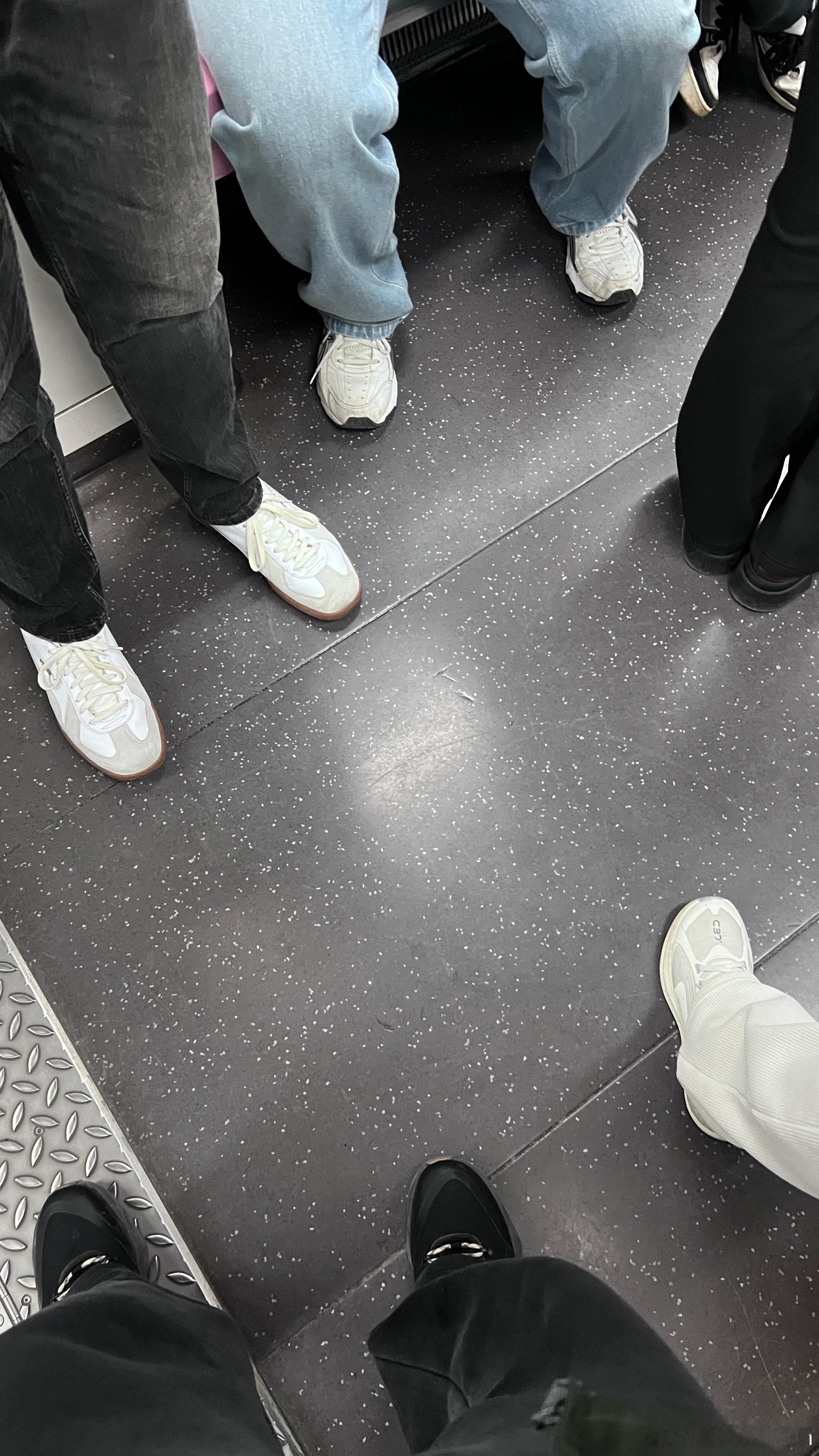 地铁有人带鸡排而且是刚炸出来的……正处于我肚子的真空期啊就是面前这3双腿其中一个