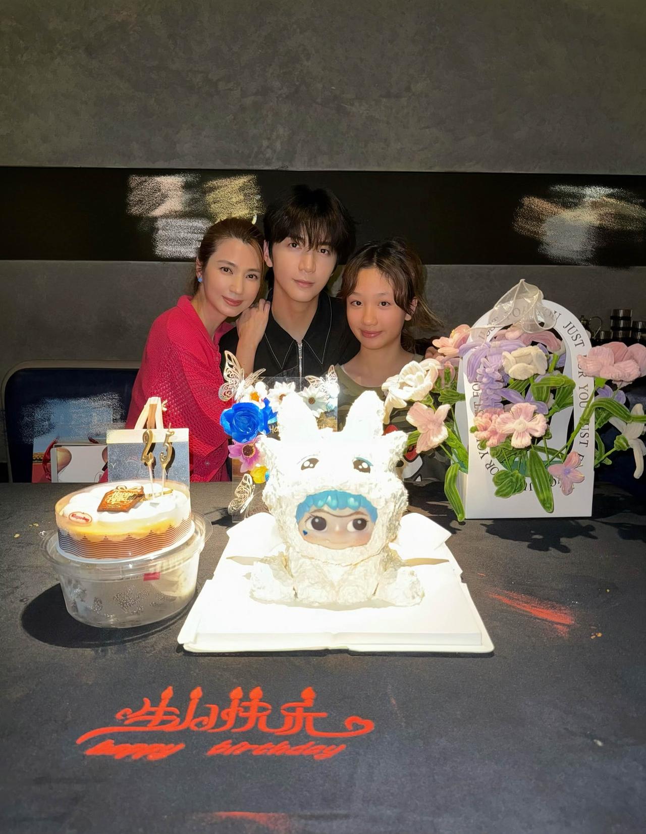 8月16日，洪欣为儿子张镐濂庆25岁生日，一句“宝贝仔”，满满的都是母爱。

洪