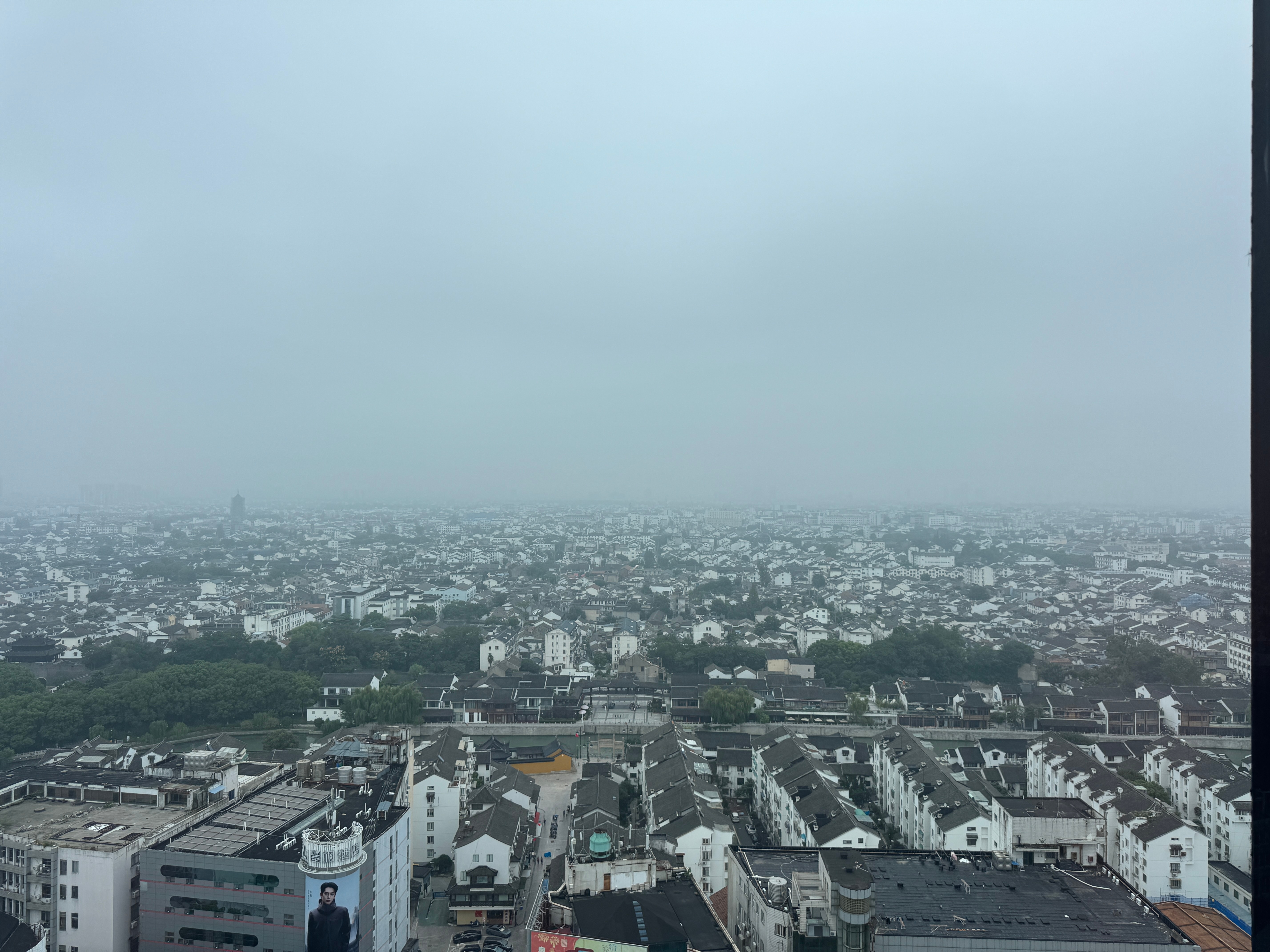 本来想坐128m的苏州之眼摩天轮看看城市景观的，但是这能见度是不是可以放弃了（正
