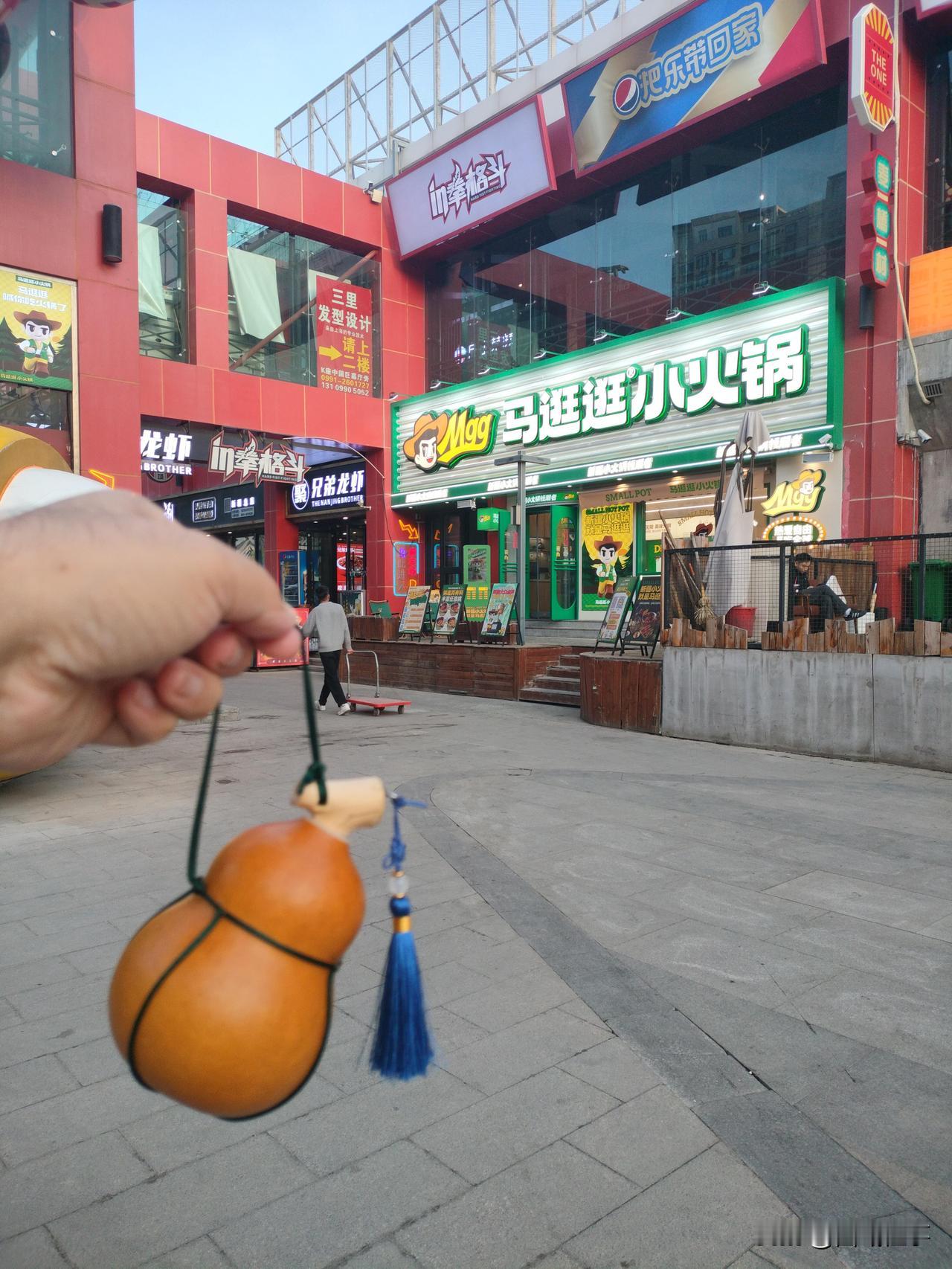 这个酒葫芦，跟随我南征北战，大小酒场近百场，未曾丢失，哪怕我喝醉的时候，都把它牢