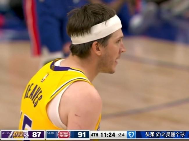 里夫斯尴尬的失误，解说：不要总觉得裁判一定会给你哨。

这个球，不能说活塞一点犯