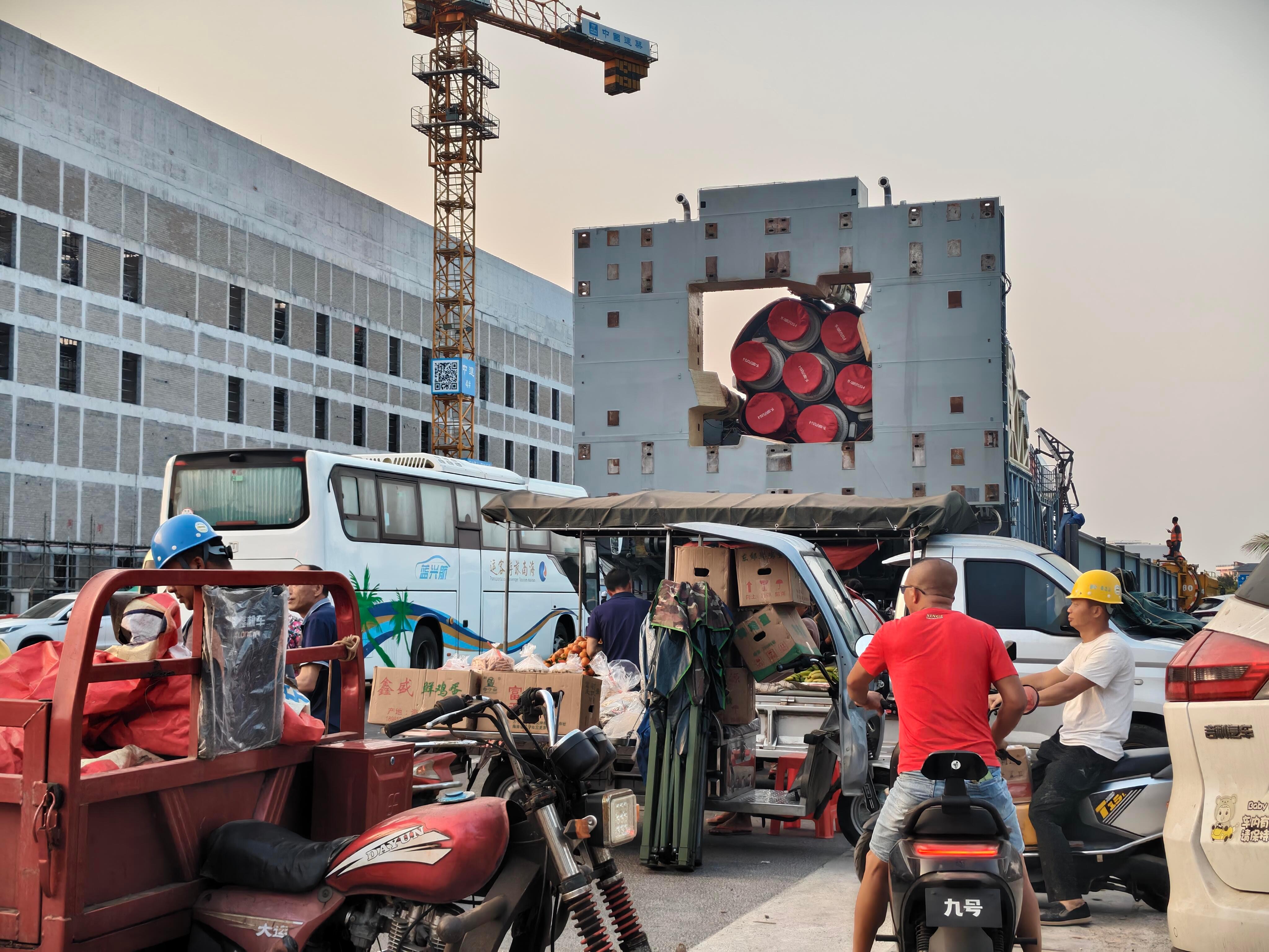 今天傍晚，长征十号乙X1运载火箭返回技术区图源：RT火箭小镇 