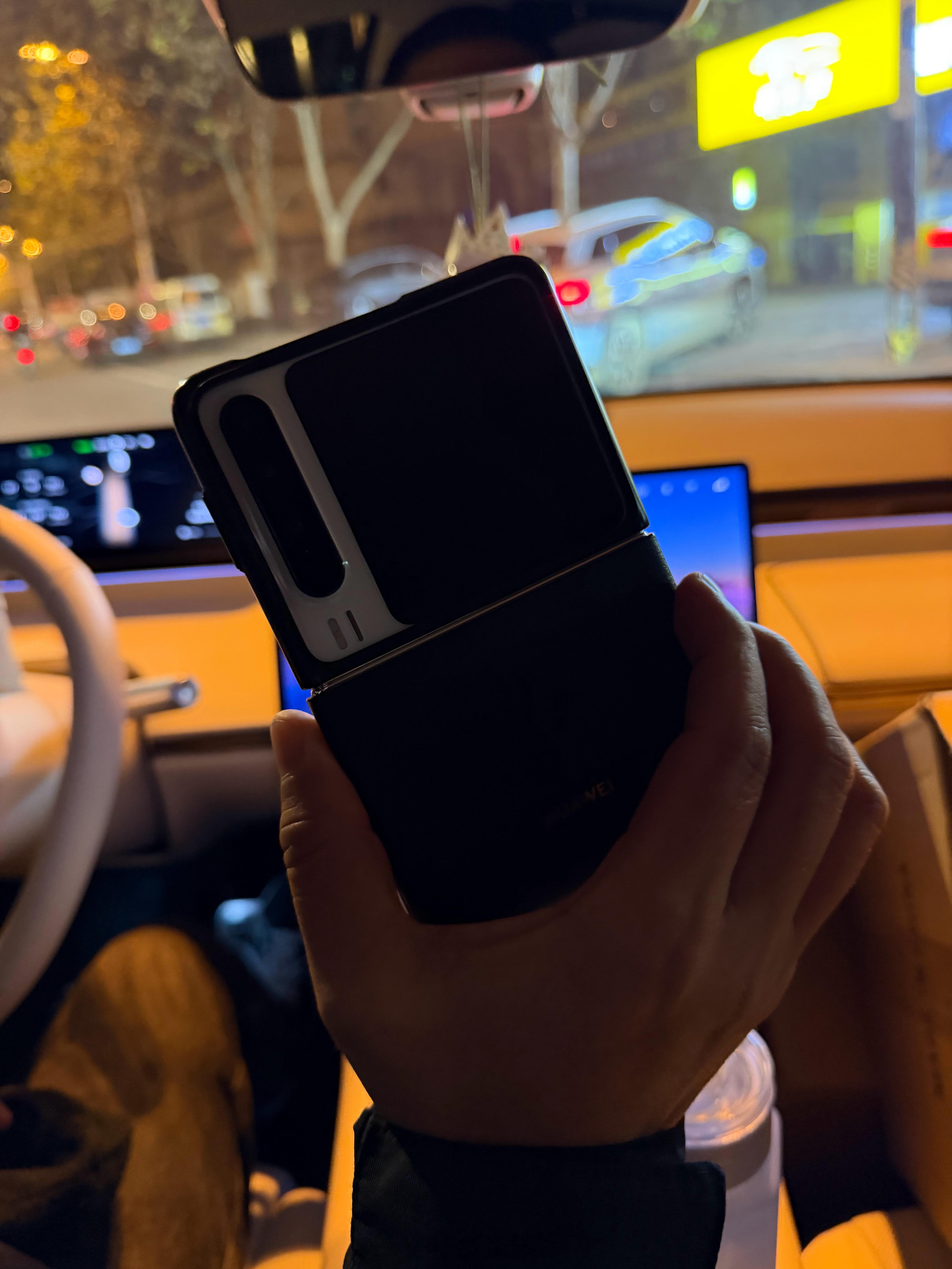 遇到个代驾师傅是华为铁粉，一上来就会开智界的后备箱，我说师傅您挺懂啊！师傅给我来