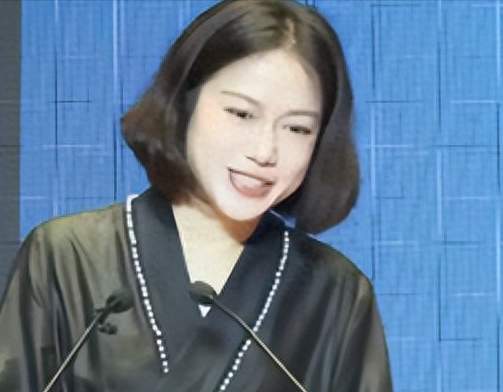 50岁翁帆露面清华！卷款18亿、出轨、跑路英国的传闻早就真相大白