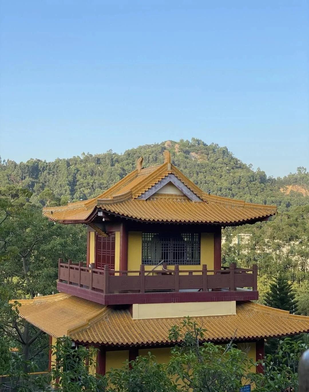 上联：山水间，古寺静
下联：[爆竹][爆竹][爆竹][爆竹]