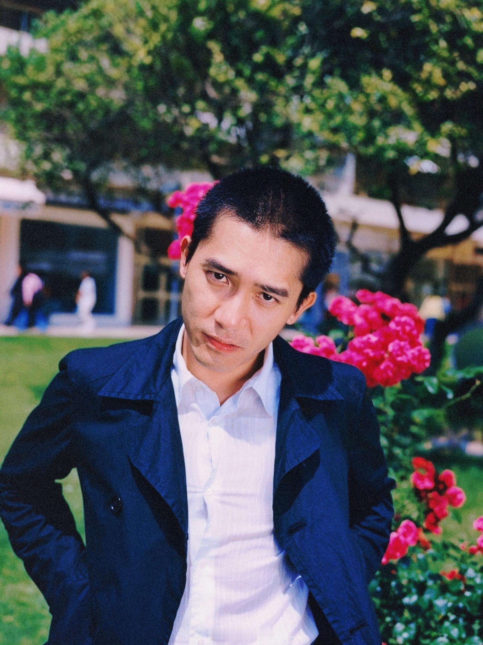 梁朝伟旧相簿子 寸头“黎耀辉”，梁朝伟梁朝伟 和他的花样春光。🌸跨年电影愿