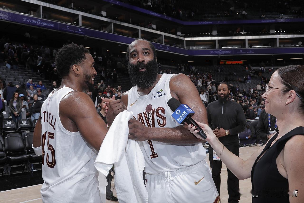 首秀赢球，却暴露了致命问题！
哈登在骑士的首秀赢了，但是并没有什么可庆祝的。
因