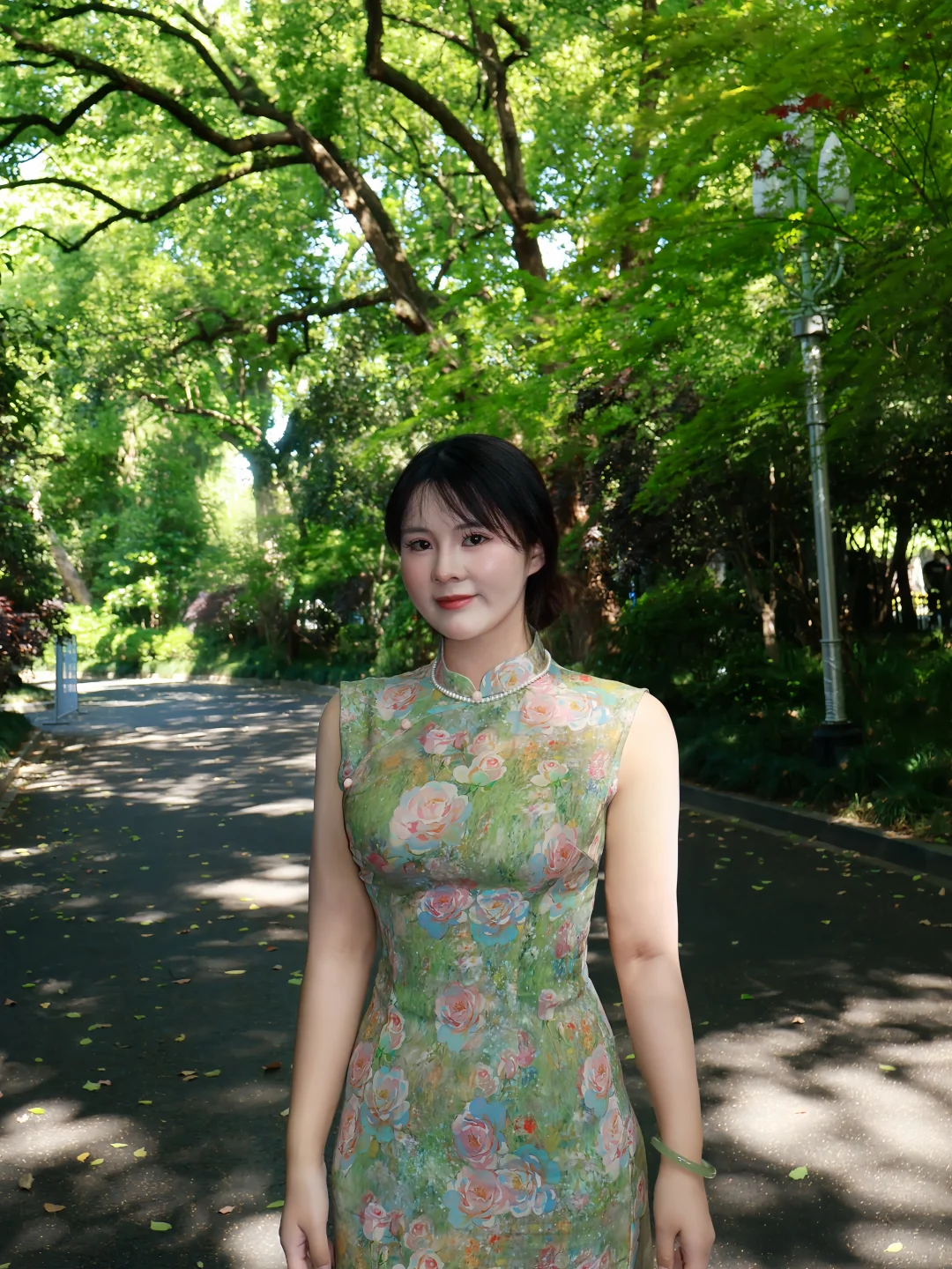 西湖边上的丰腴美