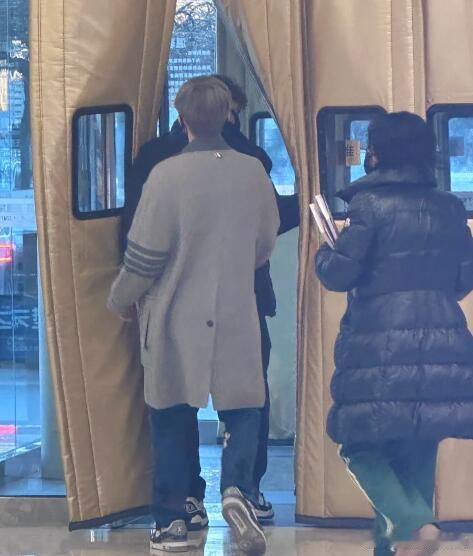 王楚钦染头发了，这背影太潮了，头哥你是要出道吗[开学季][开学季] 