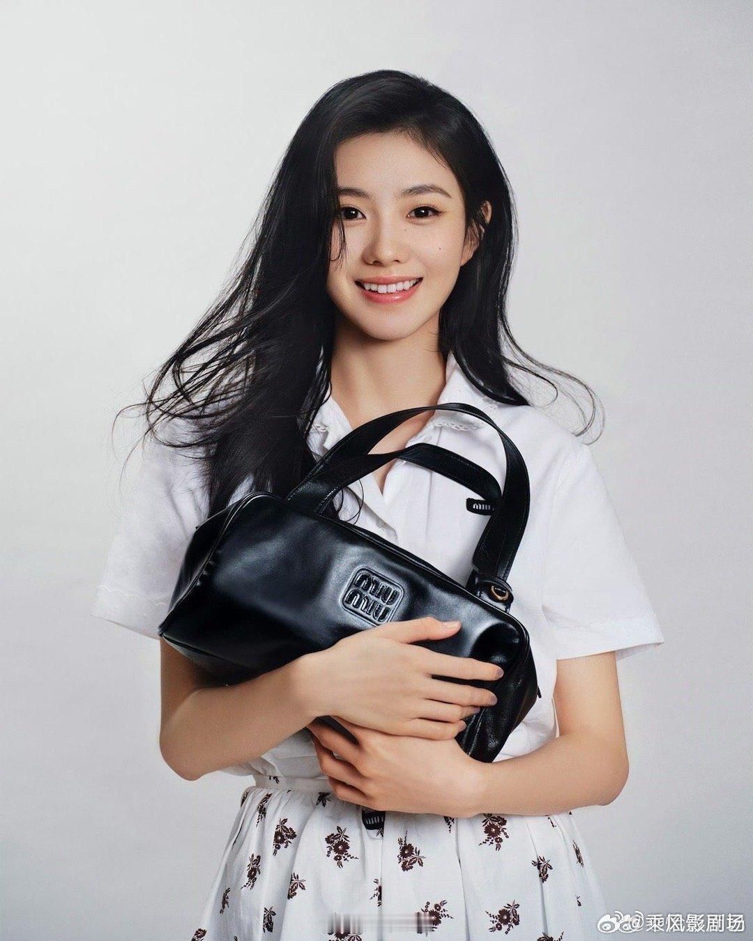 都是miumiu大使 谁更合适不用多说了吧 ​​​