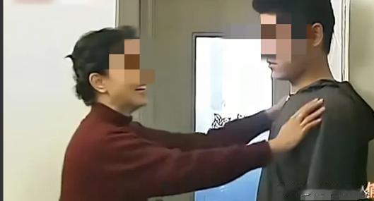 男子入室抢劫，老太太却误认为是儿子，男子惊慌失措，手持利刃准备行凶，老人却上前抱