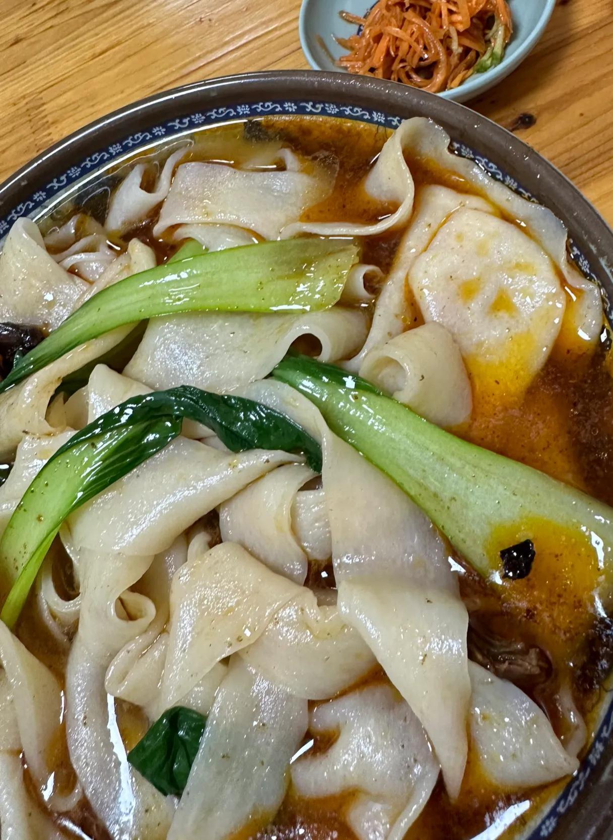 昨晚一个人，懒得做饭，
门口小店，让老板做了一份出省叫安徽板面，
省内叫太和板面