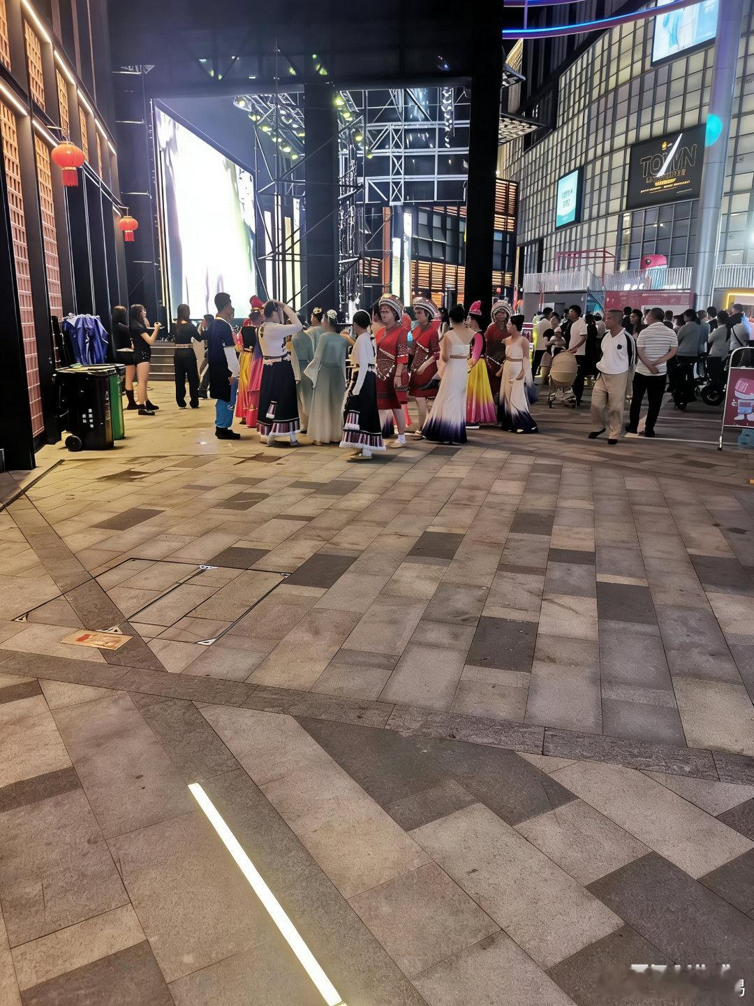 人心宋·邵雍弟兄尚路人，它人安可从。人心方寸间，山海几千里。轻言托朋友，对面九嶷