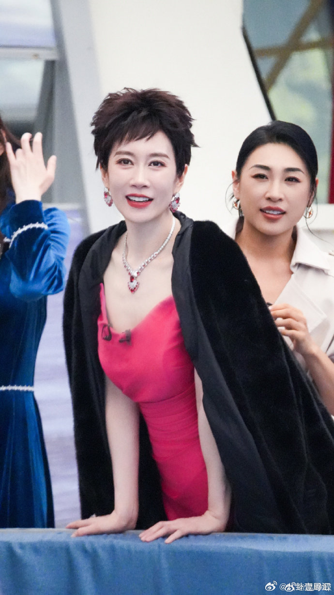 温峥嵘 进步浪姐直播每一次公演都比上一次更从容，状态持续在线，进步藏在每一处细节