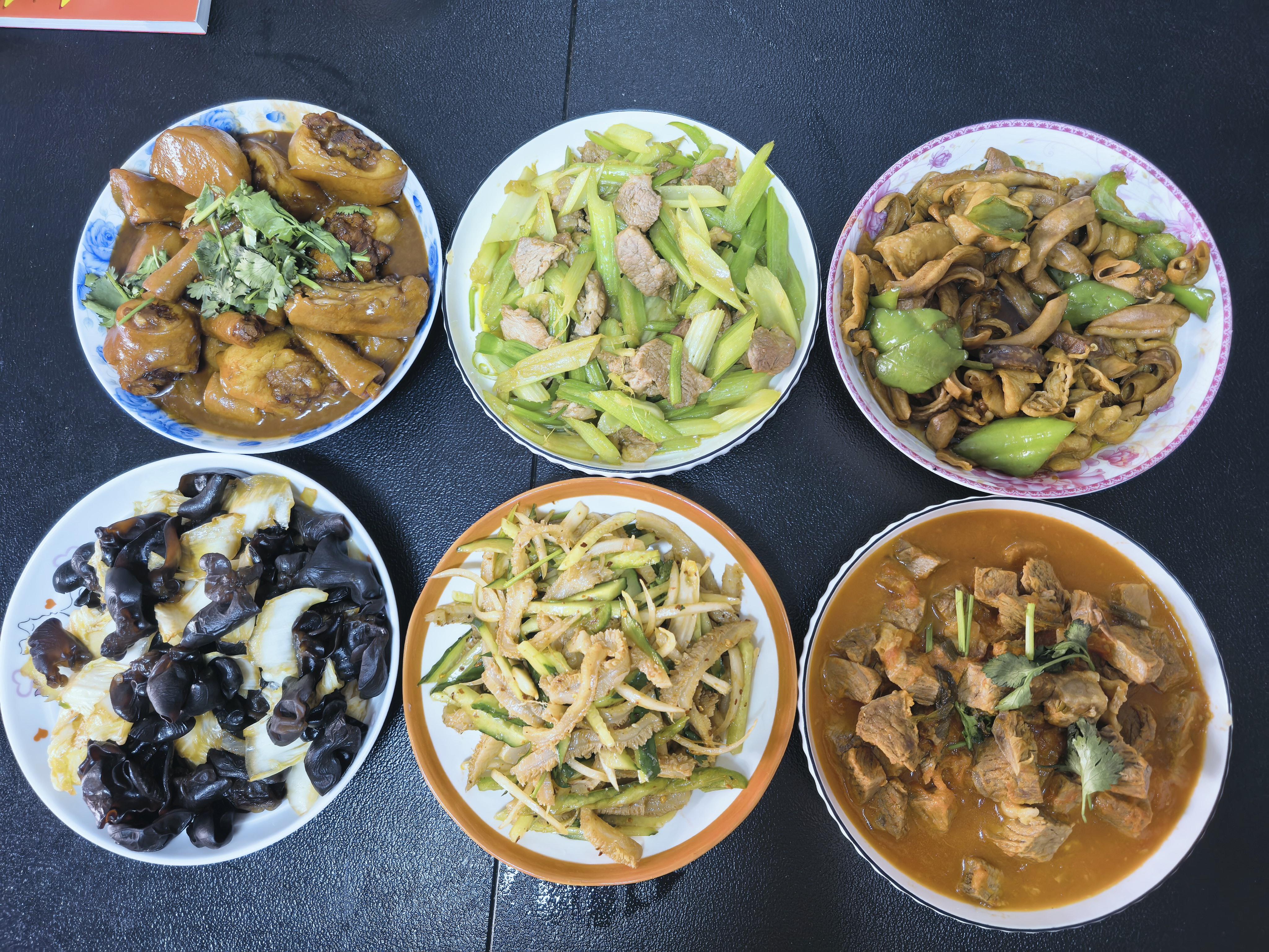 一生要强的中国女人，拖着条残腿。愣是做了六个菜