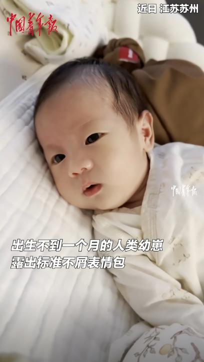 解释不清了！江苏苏州，妈妈拿手机记录没满月孩子成长，结果，孩子竟然对着妈妈，露出