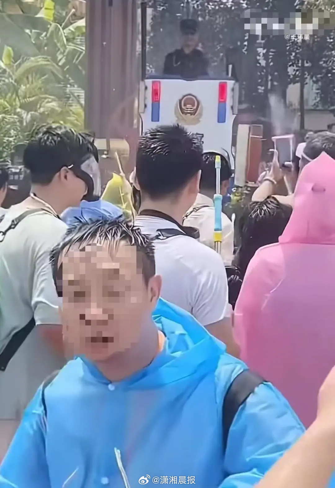 【云南泼水节#警察执勤点贴出勿泼水告示仍被泼#，#当地回应警察执勤点贴告示仍被泼