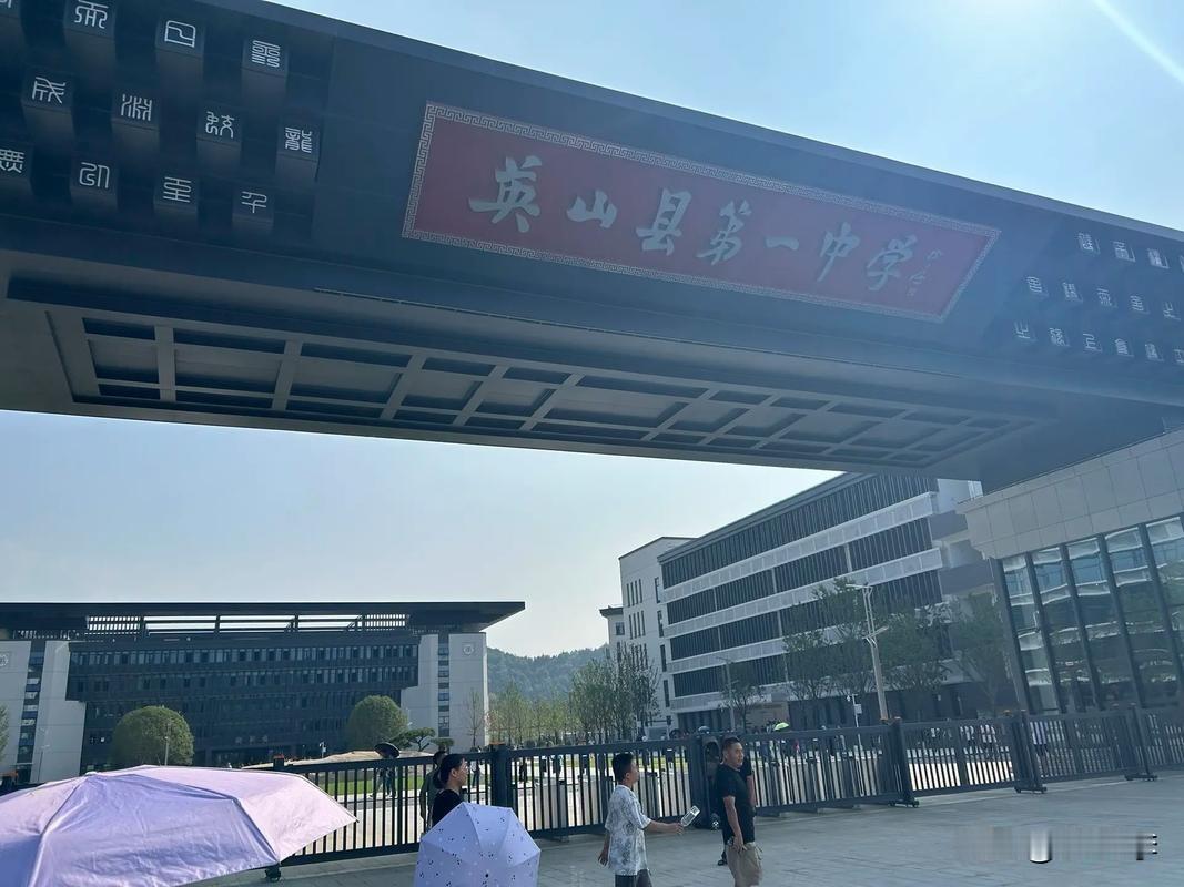 以下为英山县近十年（2016—2025）全县高考报名人数（含普通高考+技能高考）