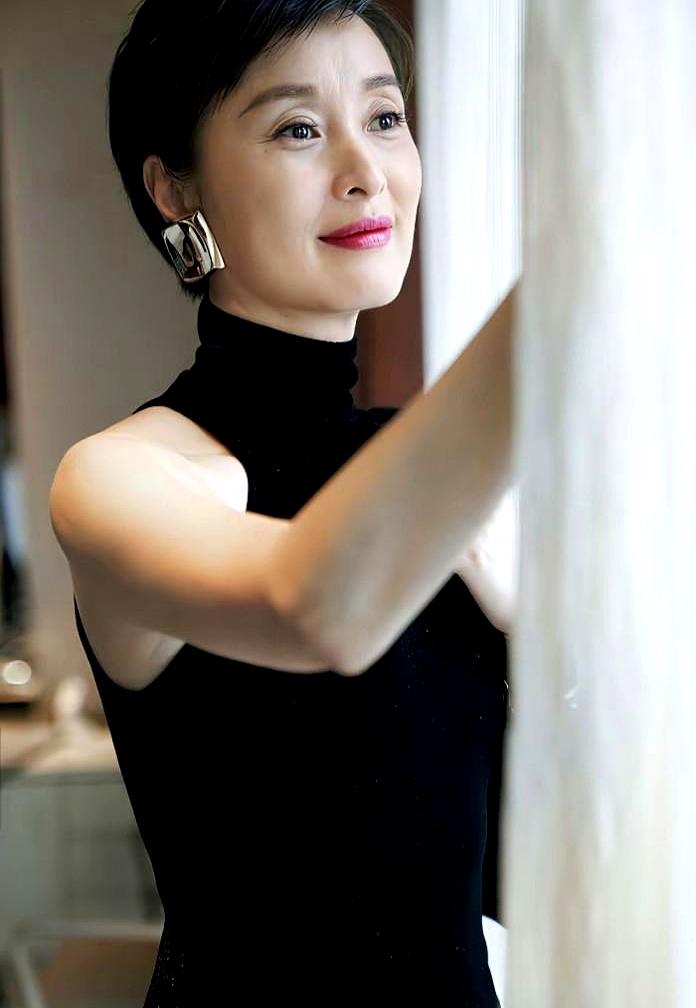 观众：太完美反而没劲
 

蒋勤勤把每个镜头都调成直角，连哭都对称。屏幕亮，情绪