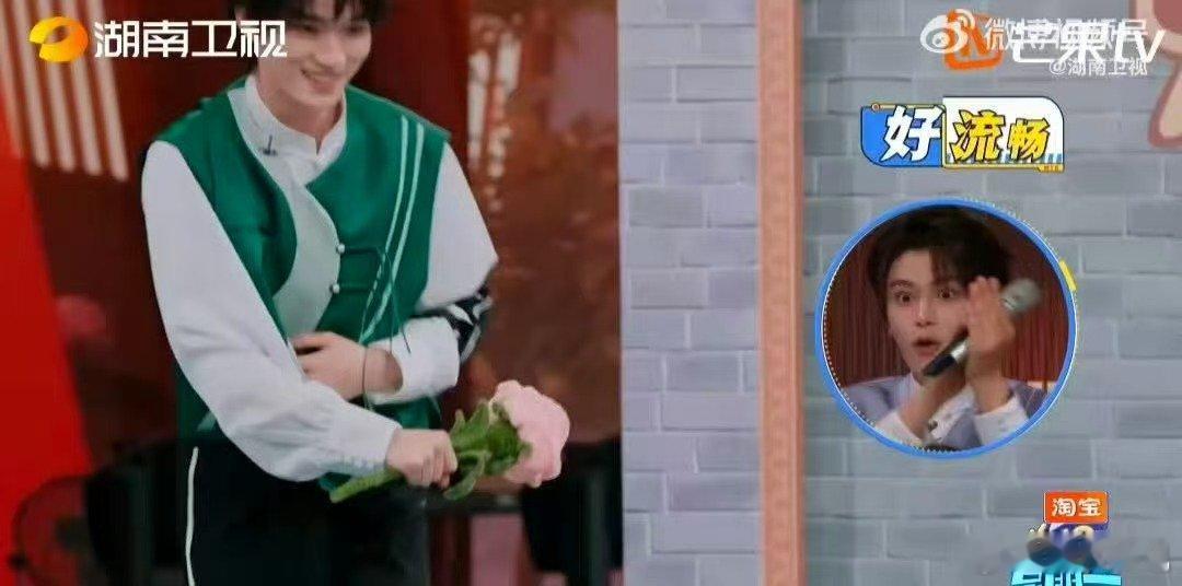 丁程鑫滑跪好帅气你好星期六丁程鑫滑跪好帅气！穿越泡沫门夺花动作丝滑又快，瞬间成为