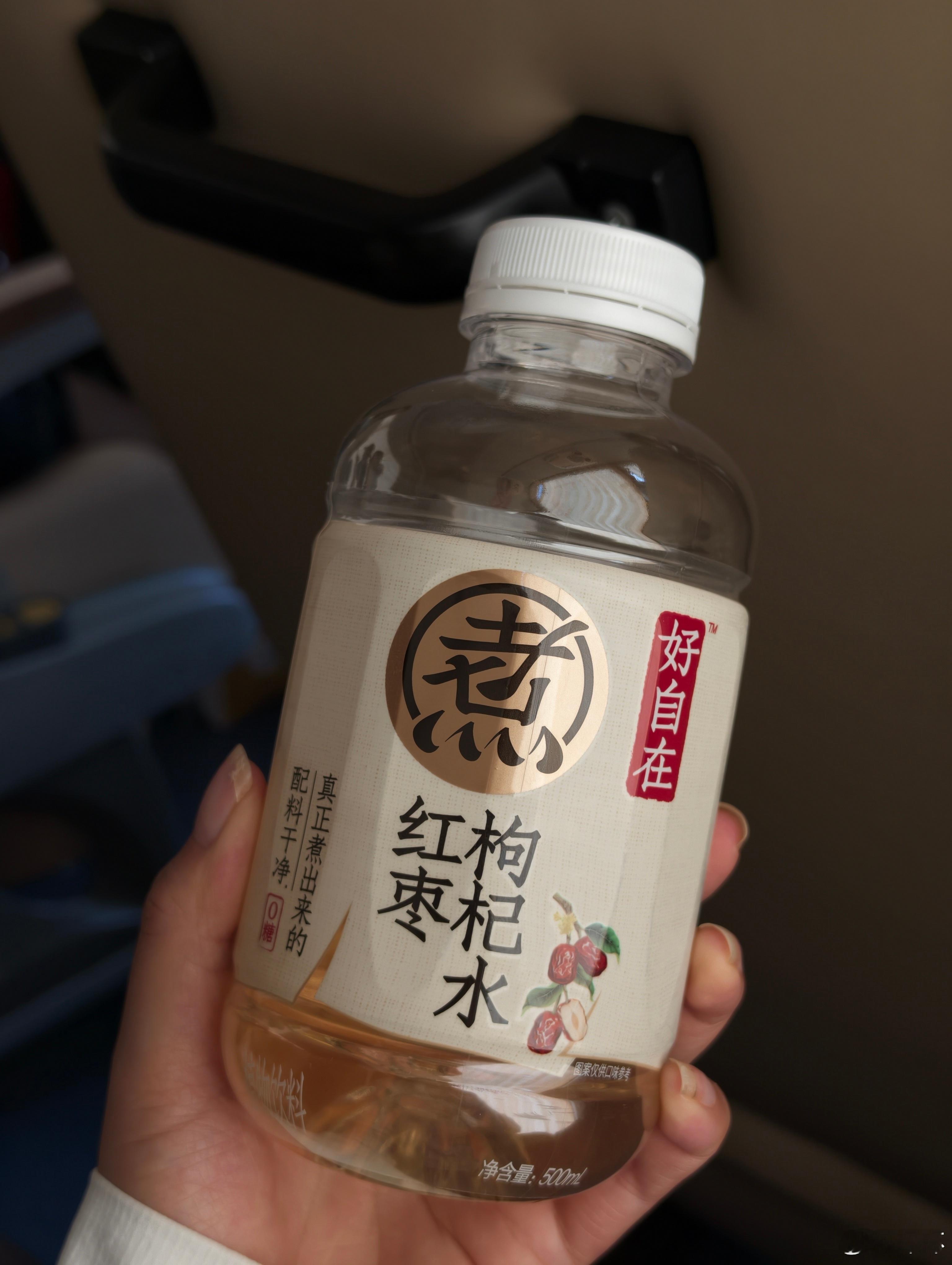 那个从来都不喝水的朋友我真的不喜欢喝白水，一点味道没有，喝一两口就不想喝了。也不
