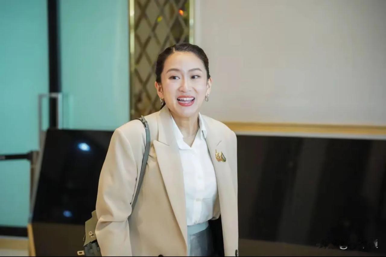 不得不说泰国美女总理佩通坦的衣品确实很好！参加完APEC峰会回国后，佩通坦这一身