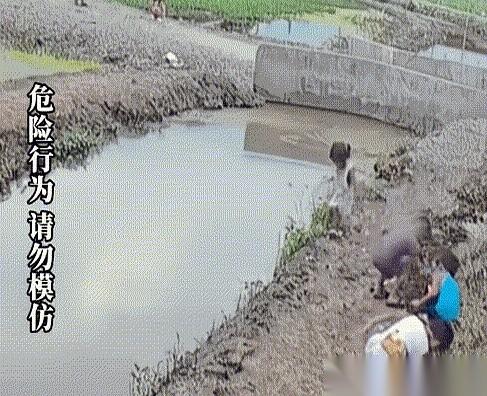 说真的，看那个视频我心都提到了嗓子眼。
水里那个半大的小子，用尽全身力气想把落水