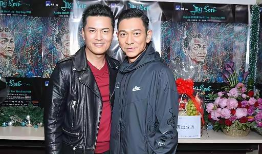 70岁吕良伟同框64岁刘德华，这6岁的年龄差，怎么反过来了？
吕良伟的脸，像被时