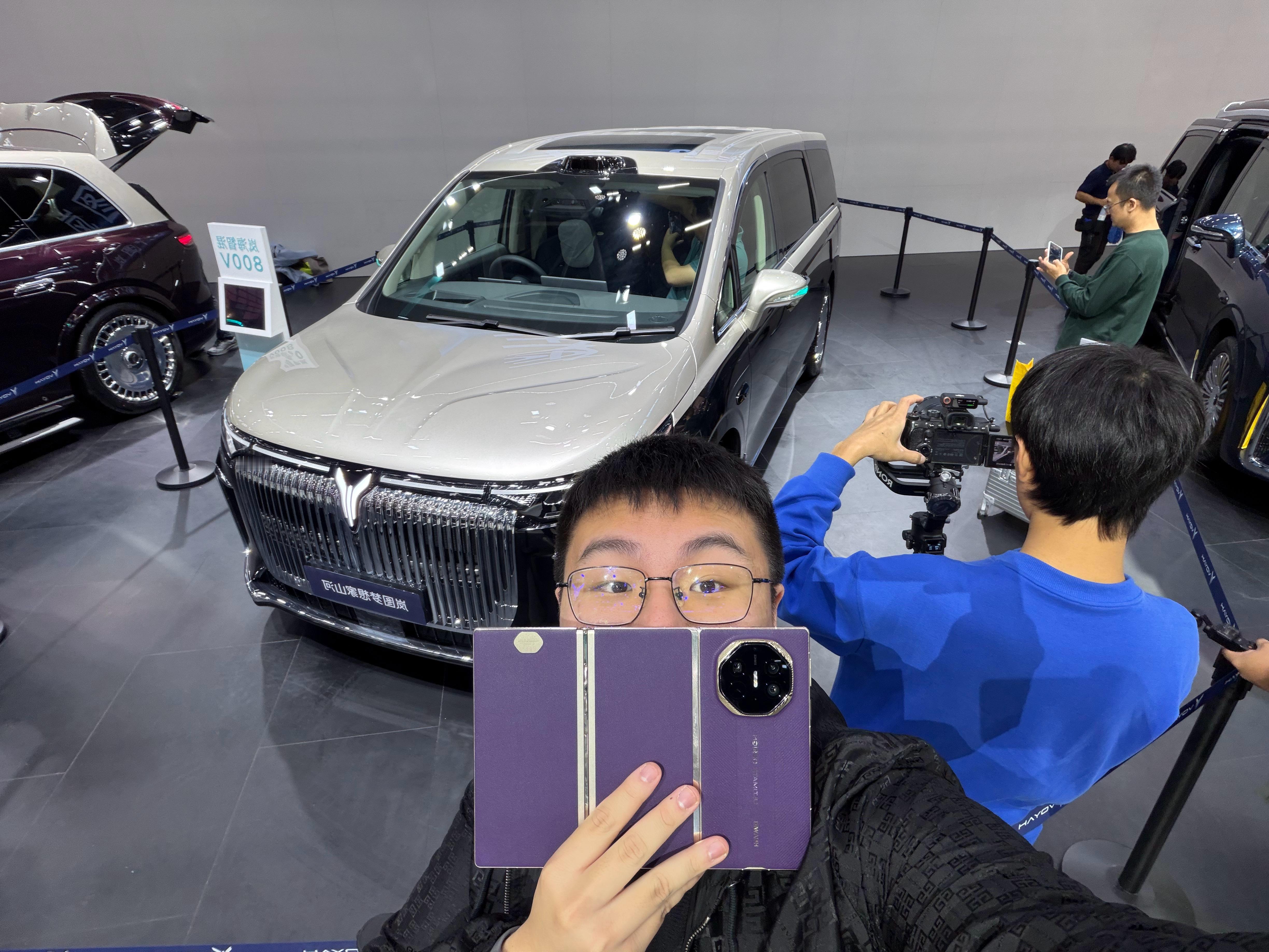 卧槽，今天我的摄影师居然是个蓝皮… 是不是要给他包个红包不然我怕他拍我丑照 