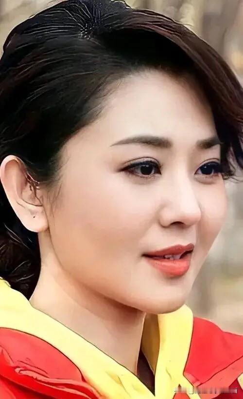 好美的一个主持人，大大的眼睛，弯弯的睫毛，自然的面部表情，状态比娱乐圈里那些女明