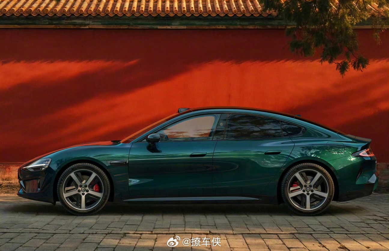 小米su7靛石绿 小米SU7终于把9款颜色全亮出来了，最后压轴出场的靛石绿确实高