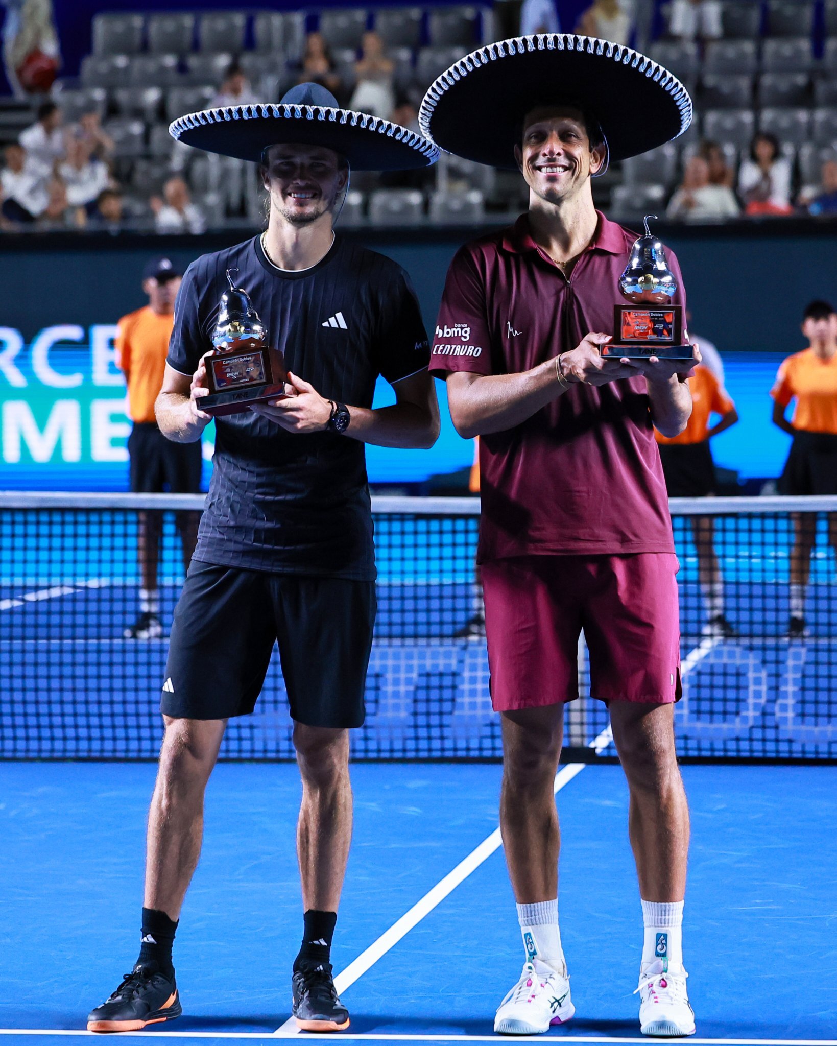 这居然是兹维列夫和梅罗搭档的双打首冠感觉他们在一起混了快十年了网球体育大赏