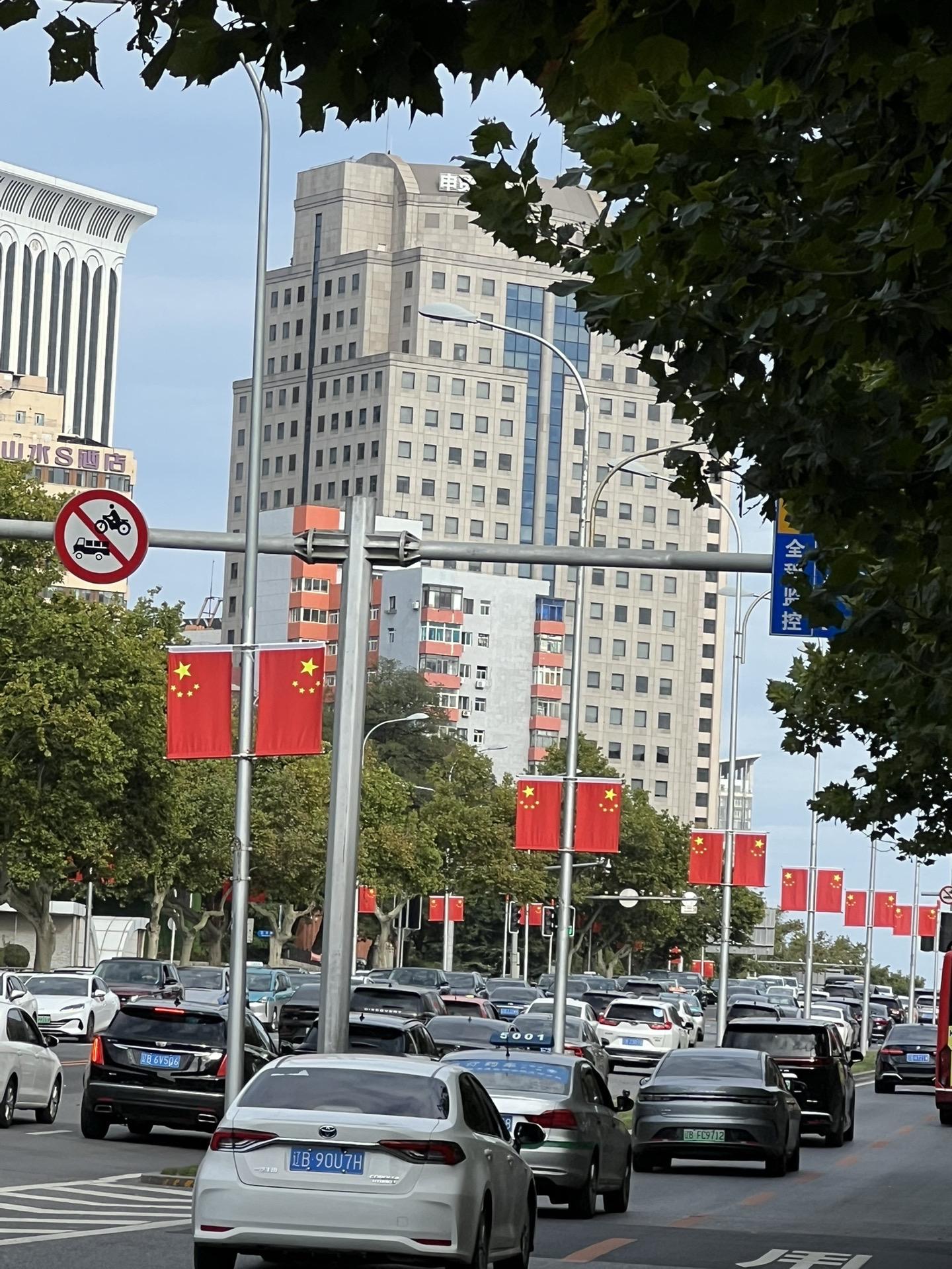 国庆倒计时 大连街头布满五星红旗