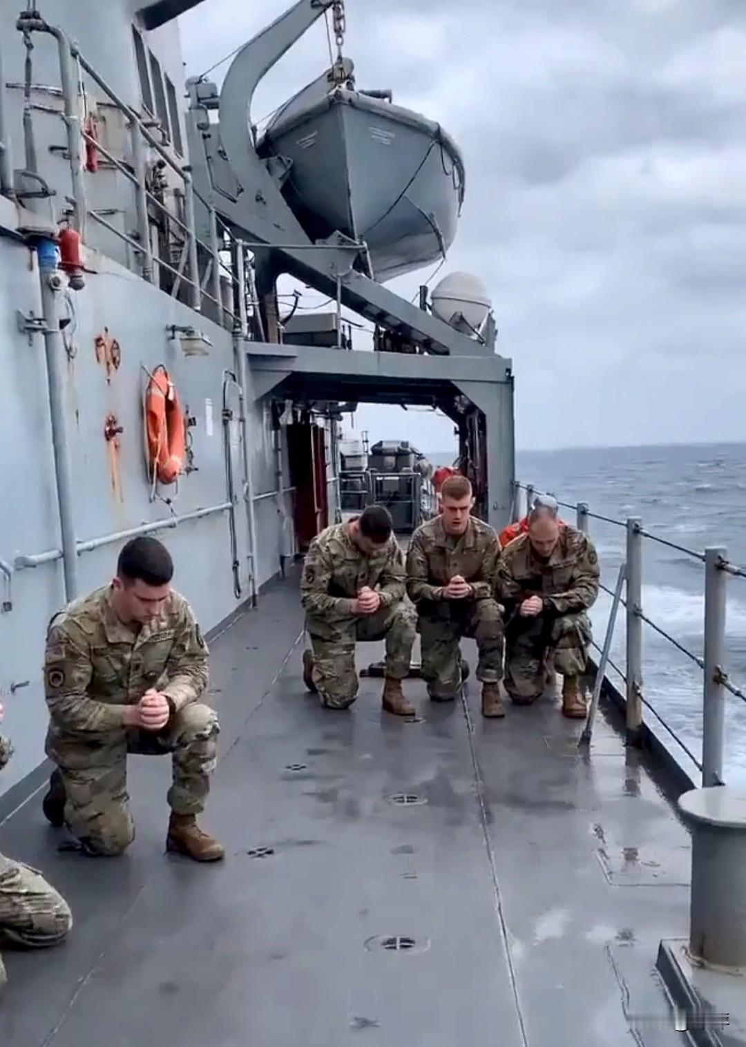 美军舰上的宗教活动多由随军牧师组织，在舰内礼拜堂或指定区域进行，官方不会组织这种