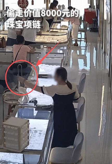 "丢脸丢到人民日报了！"湖北武汉，一女子去逛商场金店，她趁店员不注意，用纸巾把项
